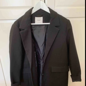  - Svart kavaj storlek L skulle säga mer en M! Säljer pågrund av att den inte kommer till användning! Är i ett lite tjockare material! Köparen står för frakten. Köpt ifrån Nelly.com