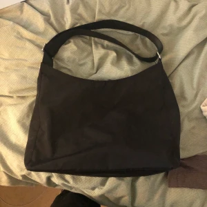 Carry Bag från Weekday  - svart, ganska stor axelväska från Weekday. Original pris 350 kr, sparsamt använd. köparen betalar frakt eller möta upp i malmö.