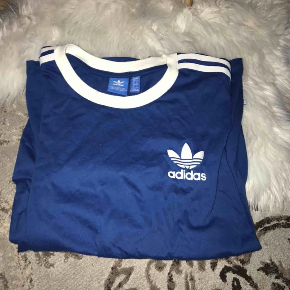 Adidas blå T-shirt i perfekt skick ! Never goes out of style kan man säga 💙. T-shirts.