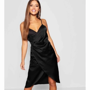 Satin dress - Skitsnygg satin dress från boohoo. Aldrig använd därmed nyskick!🥰