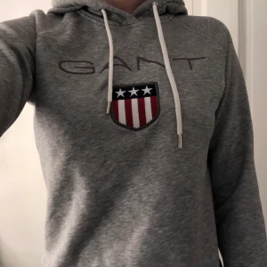 Hoddie från Gant - En fin hoddie från gant! Är i bra skick! Storlek xs. Betalas via swish och priset är inklusive frakt!😊