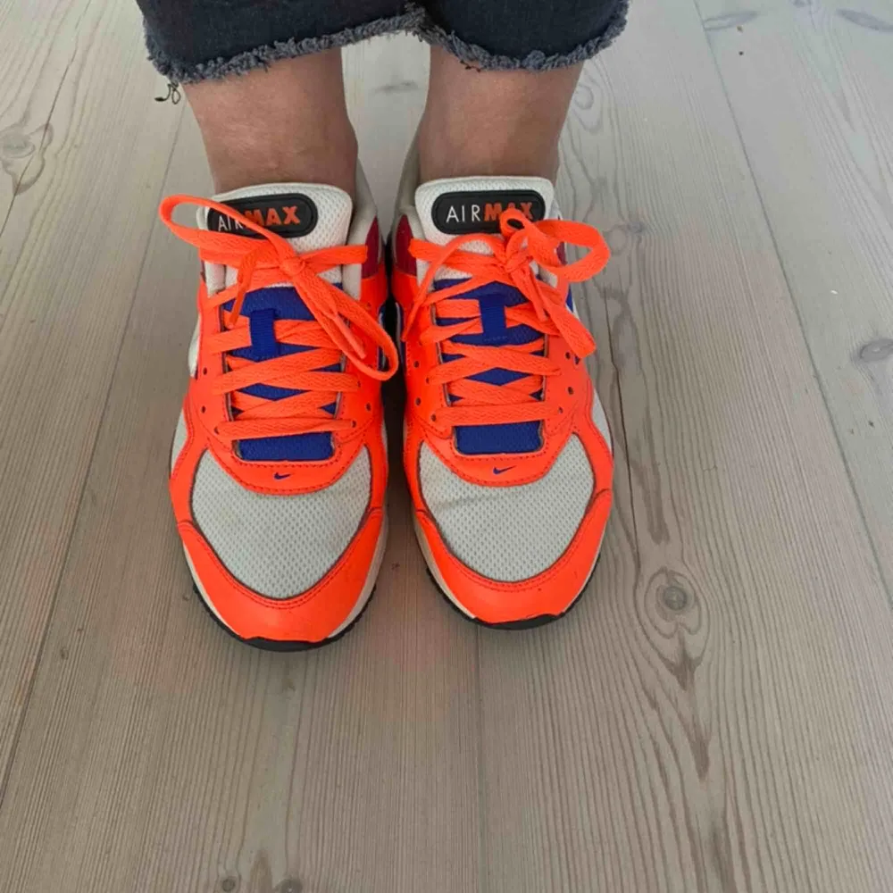 Snygga Nike Air Max, använda endast ett fåtal gånger!! Säljer då dem har blivit för små för mig tyvärr:/ Köpa i Usa för några år sen så tror inte just dessa färger finns kvar!!  Köparen står för frakten💕. Skor.