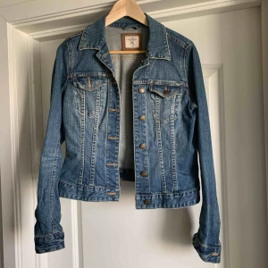  - Kort jeans jacka från H&M knappt använd. 