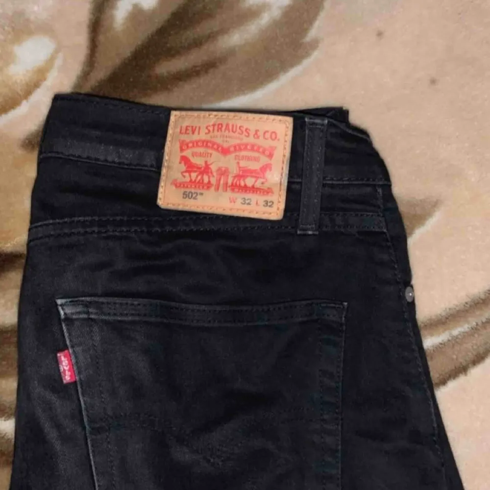 Snygga svarta Levis jeans för herr... tyvärr för små. Jeans & Byxor.