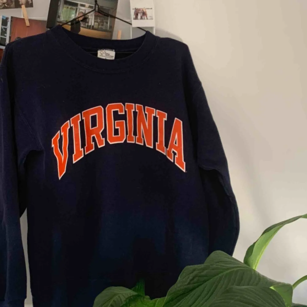 Hörlig college tröja köpt på betonad retro! Mörk blå med trycket ”Virginia” på. Mycket bra skick!. Tröjor & Koftor.