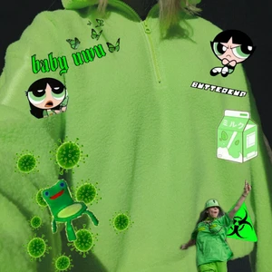 Limegrön sweater - Helt ny sweater från weekday. Nypris 300kr. Frakt ingår!! Plagget är aldrig använt och är i toppskick, men väljer att sälja pga inte min stil. ♡