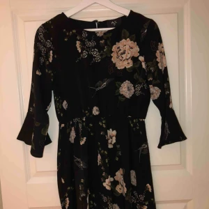 Klänning från Nelly  - Super fin klänning från Nelly! Min favoritklänning som tyvärr har blivit för kort. Den passar både till vardags & till festligheter. I midjan är det ett resårband. Köparen står för frakt💞