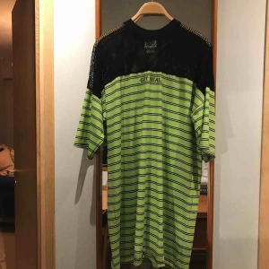  - Vit, svart och grönrandig klänning från The Ragged Priest i bra skick. Endast använd fåtal gånger. Sitter fint och är bekväm.