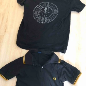  - Säljer 2st t-shirts för endast 60kr. Har vuxit ur dom så har därför ingen användning av dom längre. Ena är en Fred Perry t shirt och den andra är en Stone Island t-shirt. Köparen får stå för frakten :)