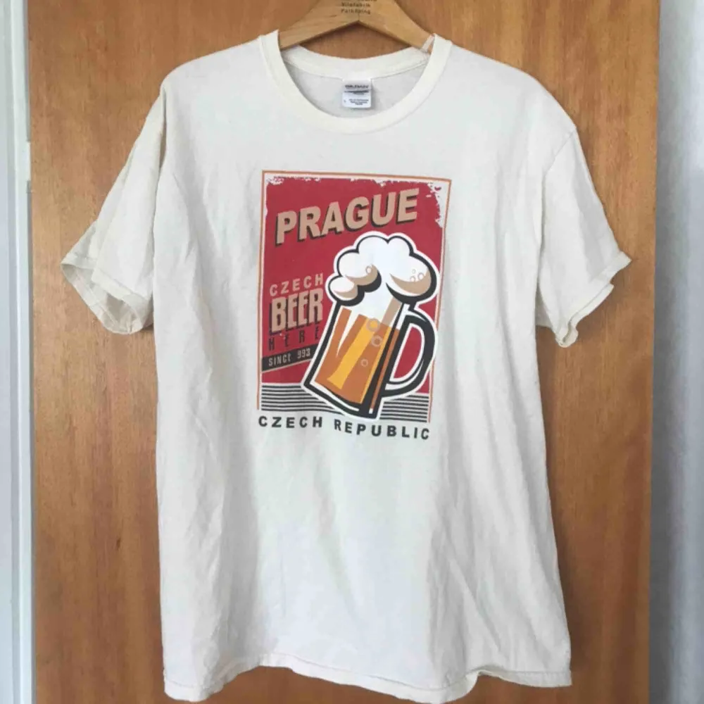 Vintage t-shirt med motivet Prague Beer. Bra skick, aningen urtvättad men skicket syns rättvist på bilderna! Frakt ingår i priset!. T-shirts.