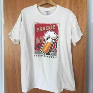 Vintage t-shirt med motivet Prague Beer. Bra skick, aningen urtvättad men skicket syns rättvist på bilderna! Frakt ingår i priset!