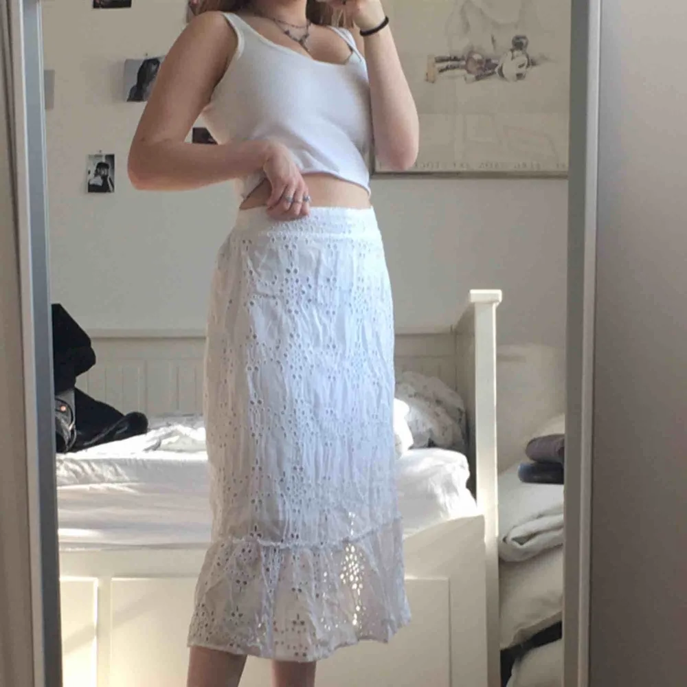 vit lång kjol i typ spetstyg, använd 1 gång. passar s och xs. Kjolar.