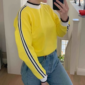  -   Gul (inte neongul men endå ganska stark o ljus), tröja från soc. Oanvänd, jättefint skick. Frakt tillkommer!