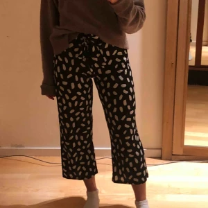  - Somriga byxor från Gina tricot❣️sparsamt använda 