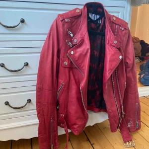  - Säljer en jofama jacka röd. Nypris 3000kr men säljer billigt pågrund av vissa fläckar.. Går säkert bort med tinner medel men den kommer aldrig till användning.  Duger inte priset kom med bud 