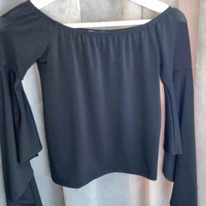  - Svart off shoulder topp från Gina tricot. Använd ganska mycket men fortfarande i väldigt fint skick. Stretchiga material och tröjan fungerar lika bra till myskvällar som till fester.