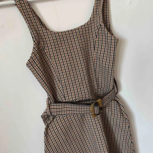  - FLYTTRENSNING!!  2 för 3 på allt fram t.o.m. sista maj. Frakt betalas av köparen. Billigast på köpet.   Väldigt fin men på tok för liten för mig över bysten. Skulle säga att den är ca 32-34 i storlek egentligen. 