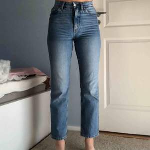 ljusblåa jeans från monki i modellen ”moluna high waist straight leg”, storlek 25. frakt tillkommer på 63kr 😁🥰