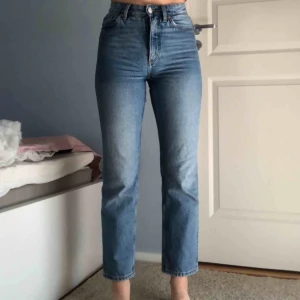  - ljusblåa jeans från monki i modellen ”moluna high waist straight leg”, storlek 25. frakt tillkommer på 63kr 😁🥰