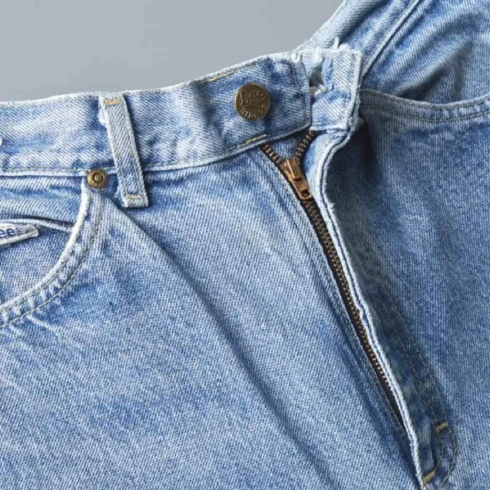 Mom-jeans från Lee. Tajta i midjan, vidare kring lår och smalare nertill i härlig urtvättad blå. Innerbensöm 72 cm. Midja 66 cm. Frakt exklusive. . Jeans & Byxor.