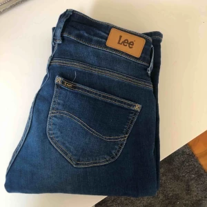  - Nästan helt oanvända bootcut jeans som passar till nästan allt. Rättvis i storleken och bra passform. Köpte de för 700kr och säljer de för 370kr inklusive frakt
