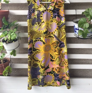  - Fantastisk psykadelisk vintage 60-tals klänning. Asbra skick, klara starka färger. Några noppror på ena slaget. Om man räknar noppror så är de typ sju på hela klänningen. Inget som syns dock. One of a kind!