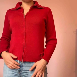  - Röd stickad kofta/polo❤️ Går att styla på många olika sätt och är sjukt snygg! Bra skick och kvalitet🥰