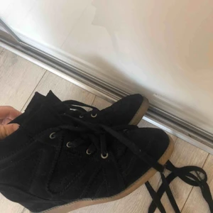  - Säljer pga de är försmå tyvärr. Storlek 39. Väldigt bra skick och snygga, går ihop till allt