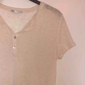Tshirt från ZARA - Söt och mjuk nude färg tshirt från ZARA. Aldrig använd. Passar M/L.  Möts upp eller fraktar 💗