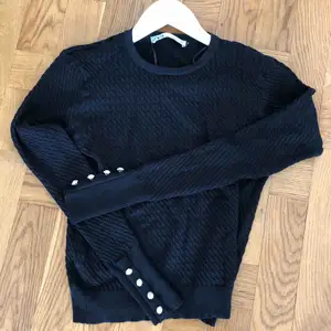 Superfin svart tröja nyinköpt från Zara. Fina detaljer nertill ärmarna. Säljes pga fel storlek. Skulle mer säga att den är som S. Oanvänd! Ev frakt 39 kr🌸