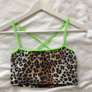  - Snygg kort topp i trendiga färger. Banden korsas i ryggen. Leopardtyget är i mjukt material. Betalning sker via swish💚 FRAKT INKLUDERAD! Skriv för fler bilder.