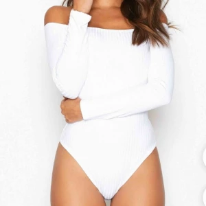  - Aldrig använd super snygg body från Nelly. Säljer den för den är för liten. 