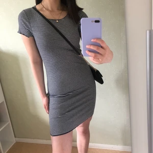 Randig klänning - En svartvit randig klänning från bikbok som formar kroppen och framkallar alla kurvor. Materialet är superstretchigt och skönt, lent och mjukt. Klänningen är i bra skick då den väldigt lite och då sparsamt.