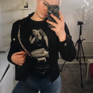 Ariana Grande merch🖤 - Arians grande Honeymoon tour merch.   Jag köpte den på den första konserten hon hade i Sverige  Stockholm 2015. Andvänd ett få tal gånger. Köptes för 600kr och går inte hitta längre.🖤
