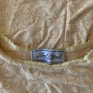  - Såå fin figurnära klänning i vackert tyg. Köpt på humana och använd av mig ca 2 gånger. Perfekt skick! Jag är 172 cm för referens. Möts upp i Malmö eller fraktas. 