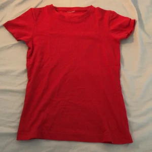Hm t-shirt stolek Xs/s - Andvänd två gånger köpt vid hm: 99kr  . Betalning sker genom swich. Kommentera vid intresse.