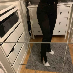  - Svarta jeans med slit från zara, köpta för ca 400kr. Väldigt bekväma. Använda en gång