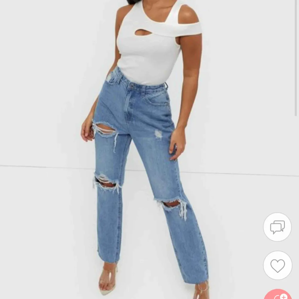 Tyckte inte dessa byxor passade mig så kollar här om någon vill köpa dom annars gör jag en retur! Lämna bud nedanför! Väldigt populära byxor som säljer slut direkt  Bud på 300 🥰. Jeans & Byxor.