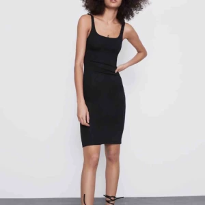  - Enkel klänning från zara som sitter superbra!