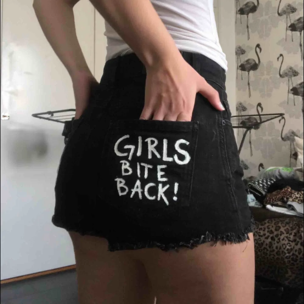 Tuffa shorts med tryck på som jag har målat själv!! Girls bite back!! Hur balla? Köparen står för frakt!!. Shorts.