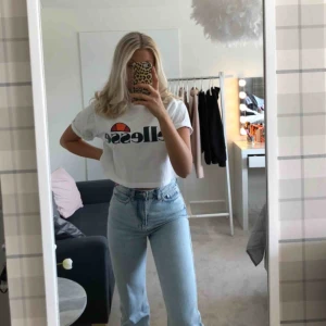  - T-shirt i cropped modell från Ellesse jag använt ungefär tre gånger. Denna är perfekt att gå till stranden i på sommaren, eller att ha till jeans som på bilden🤩