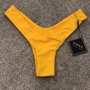 Bikiniunderdel - Gul bikiniunderdel storlek S, aldrig använd, v-ringad, beställd från Zaful.