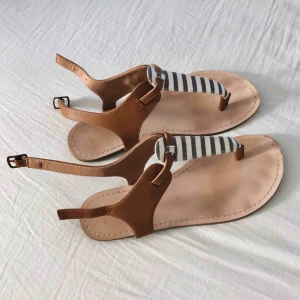  - Ett par snygga sommarsandaler från Pull & Bear. Använda något men hela och fortfarande i bra skick. De är helt syntetiska. (Frakt tillkommer om de ska skickas)