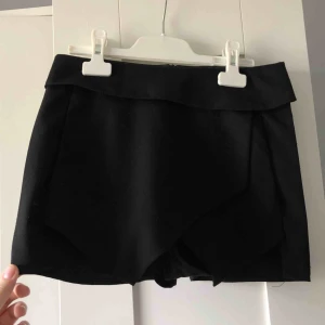  - Superfina shorts i kostymtyg