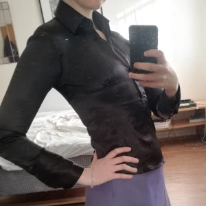 Satin skjorta - Superfin skjorta i satin-material från Zara. Tycker så mycket om den men den passar bättre på någon med mindre byst/kroppsbyggnad. Har en söm under bysten och v-ringning. Frakt tillkommer eller möts upp i Stockholm ☺️