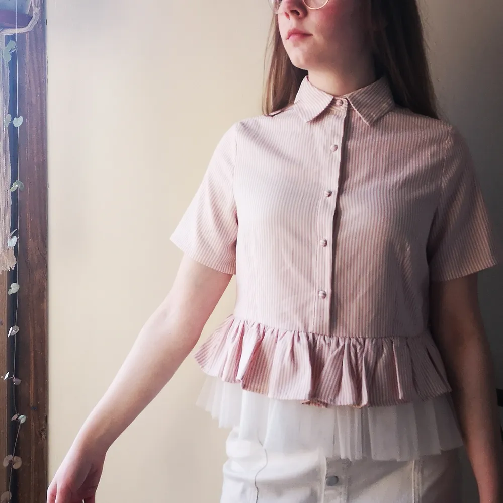 Jättegullig rosa- och vit-randig skjortblus med krage, knappar och tyll; som en klänning i blusformat 🦄✨ Endast använd en gång. Frakt tillkommer! . Skjortor.