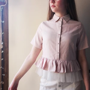 Rosa-randig skjorta med tyll - Jättegullig rosa- och vit-randig skjortblus med krage, knappar och tyll; som en klänning i blusformat 🦄✨ Endast använd en gång. Frakt tillkommer! 