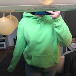  - Neon grön hoodie från primark. Storlek xl så den sitter snyggt oversized. Kan mötas upp, annars står köparen för frakt. 😊