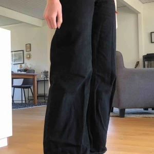  - Säljer mina superfina monki jeans i modellen YOKO pga att dom är för korta. Jag är 175 cm lång och dom går typ till mina fotknölar (skriv om ni vill ha flera bilder). Använda ca. 5 gånger, alltså är dom i jättefint skick !! Köpta för 400kr