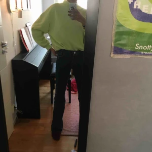  - Neongrön tröja från Bershka❣️ Superskön och bra kvalitet. Den  är lite oversized på mig som  är en xs så den borde passa S och m också. Fraktar eller möts i Stockholm💚